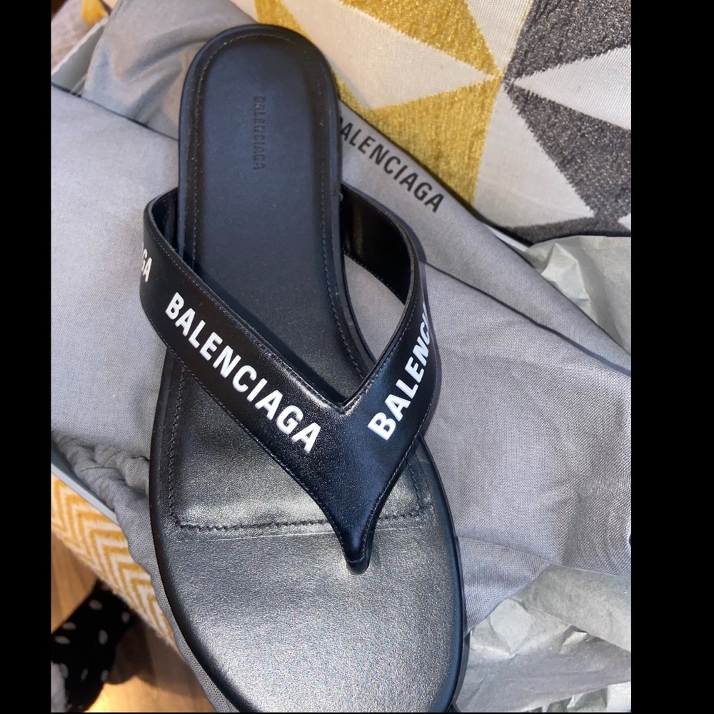 Women’s Allover Logo Round Thong Sandal In Black And White